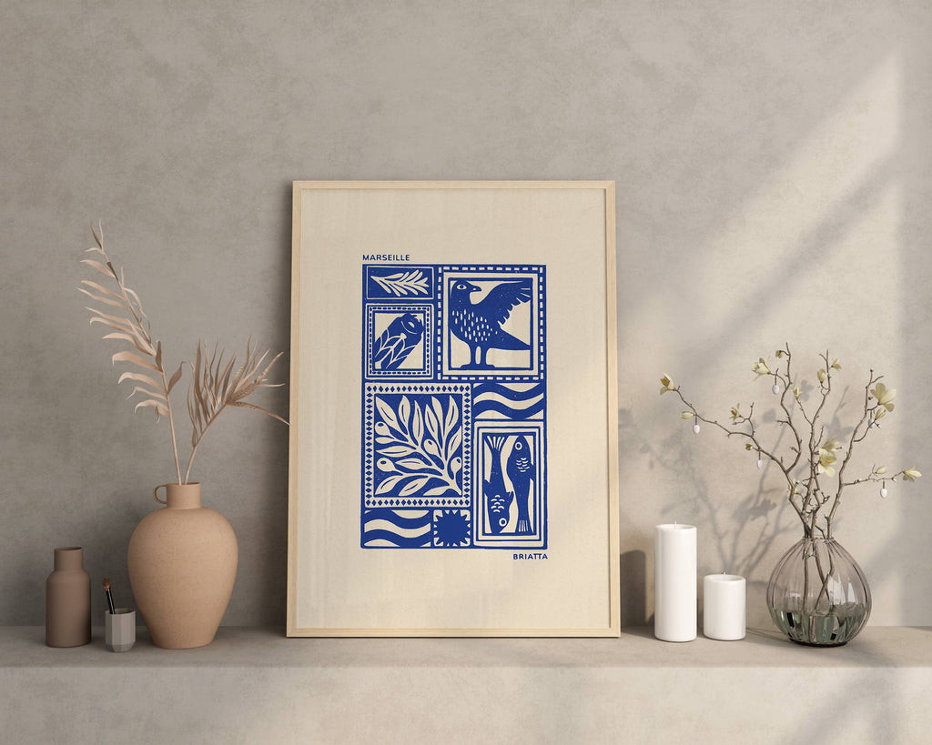 Affiche bleu de la ville de Marseille représentant le sud de la France et les calanques, le vieux port, le mistral, imprimé d'illustration dessinée à la main style linogravure