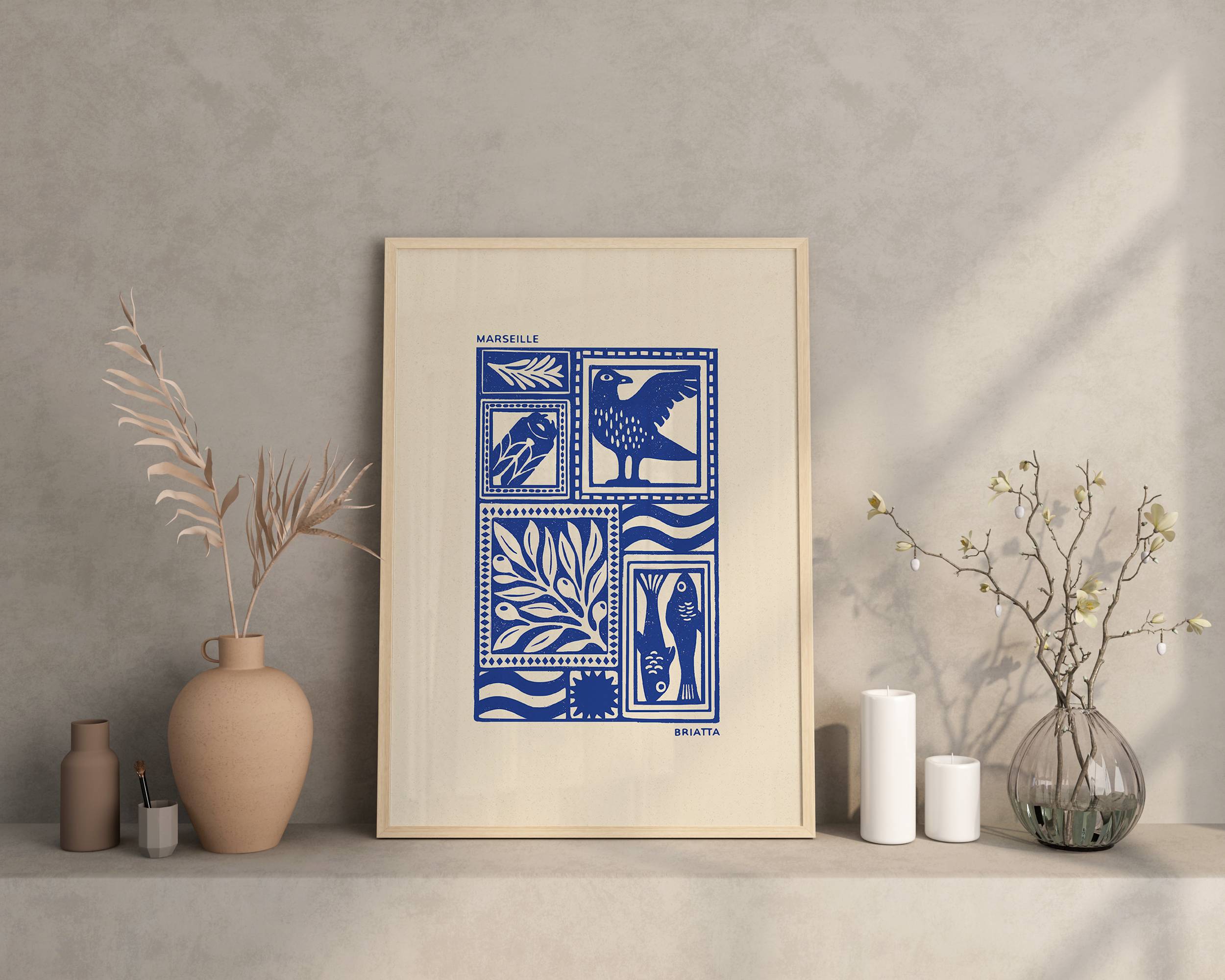 Affiche bleu de la ville de Marseille représentant le sud de la France et les calanques, le vieux port, le mistral, imprimé d'illustration dessinée à la main style linogravure