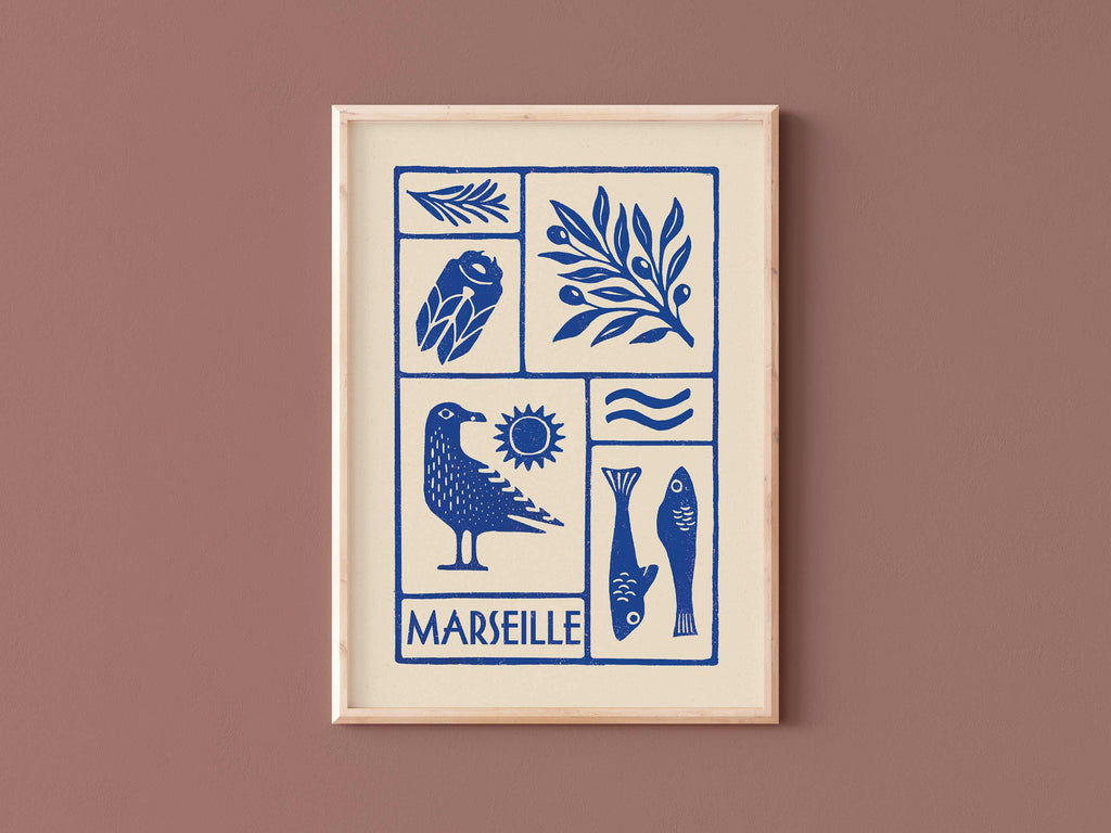 Affiche bleu de la ville de Marseille représentant le sud de la France et les calanques, le vieux port, le mistral, imprimé d'illustration dessinée à la main style linogravure