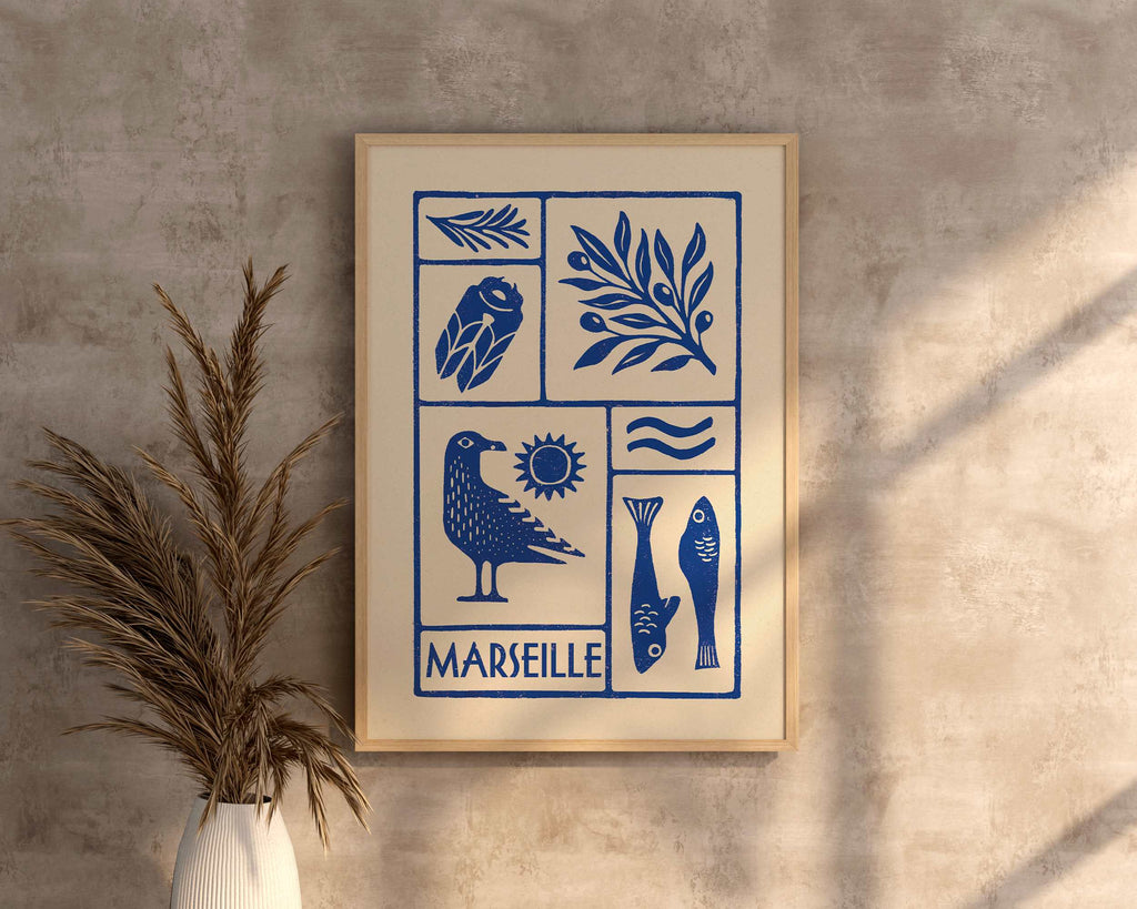 Affiche bleu de la ville de Marseille représentant le sud de la France et les calanques, le vieux port, le mistral, imprimé d'illustration dessinée à la main style linogravure