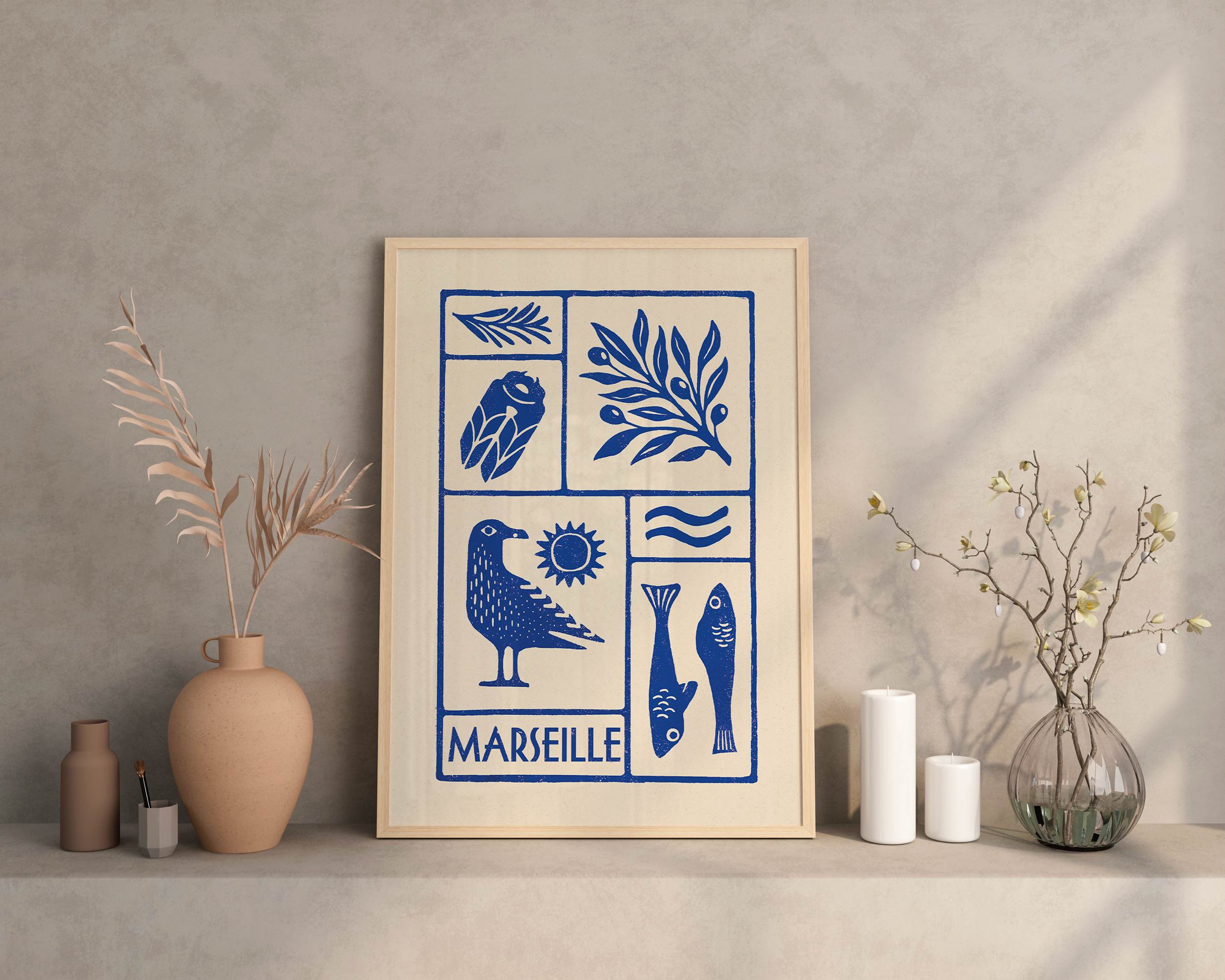 Affiche bleu de la ville de Marseille représentant le sud de la France et les calanques, le vieux port, le mistral, imprimé d'illustration dessinée à la main style linogravure