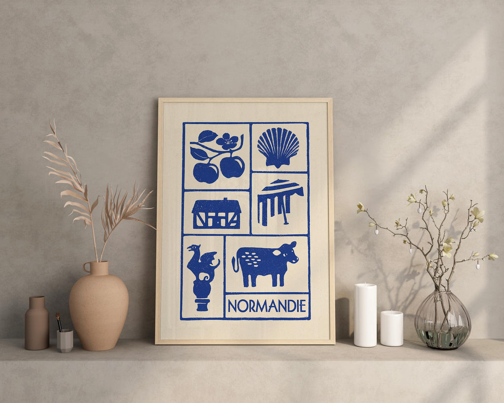 Affiche bleu de la Normandie, ses maison a colombages et Deauville, imprimé d'illustration dessinée à la main style linogravure