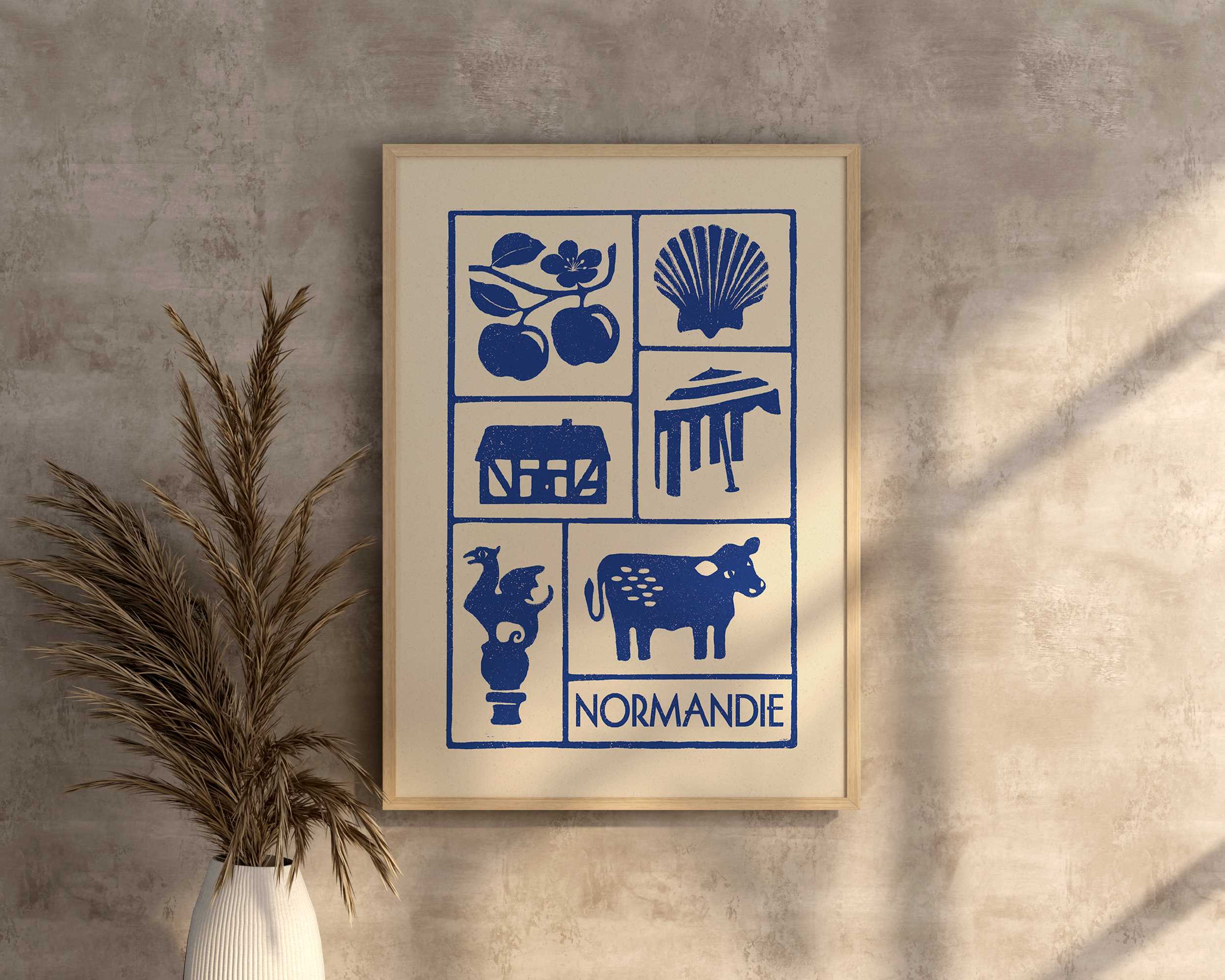 Affiche bleu de la Normandie, ses maison a colombages et Deauville, imprimé d'illustration dessinée à la main style linogravure