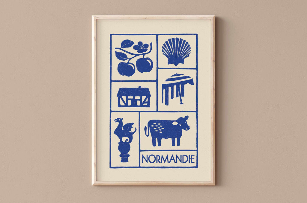 Affiche bleu de la Normandie, ses maison a colombages et Deauville, imprimé d'illustration dessinée à la main style linogravure